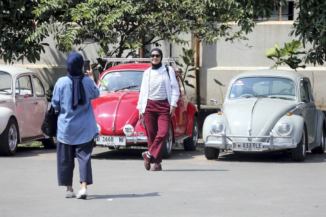 Sejumlah mobil klasik berusia lebih dari 40 tahun, pada acara The Distinguished Gentleman's Drive, di Bandung, Minggu (28/9).