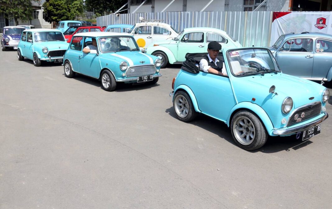 Sejumlah mobil klasik berusia lebih dari 40 tahun, pada acara The Distinguished Gentleman's Drive, di Bandung, Minggu (28/9).