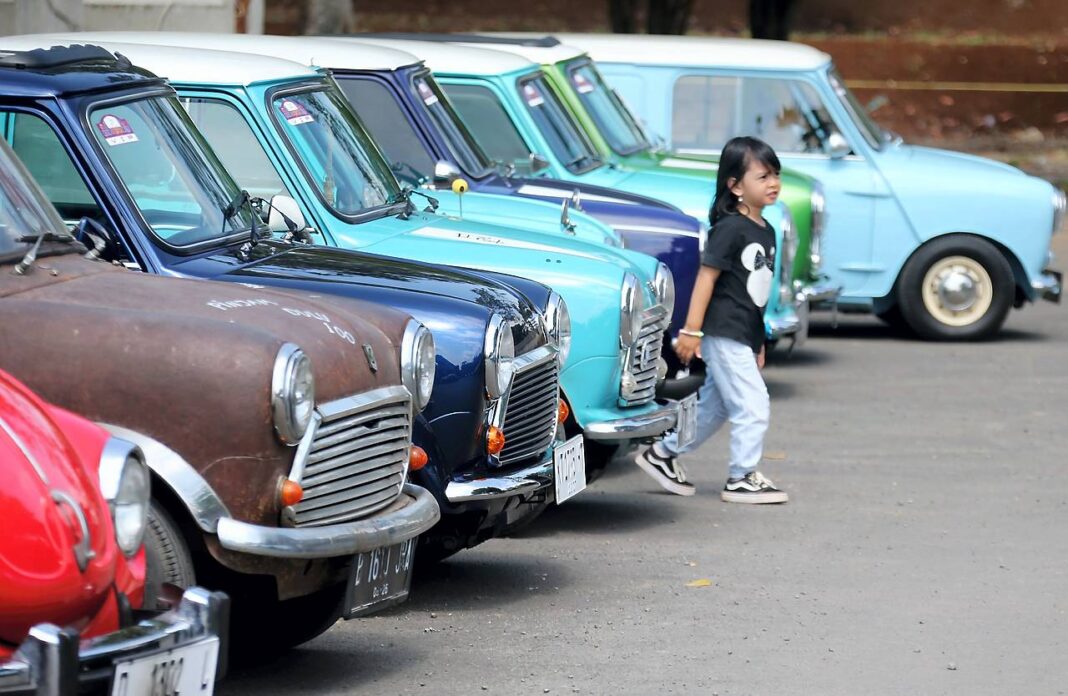 Sejumlah mobil klasik berusia lebih dari 40 tahun, pada acara The Distinguished Gentleman's Drive, di Bandung, Minggu (28/9).