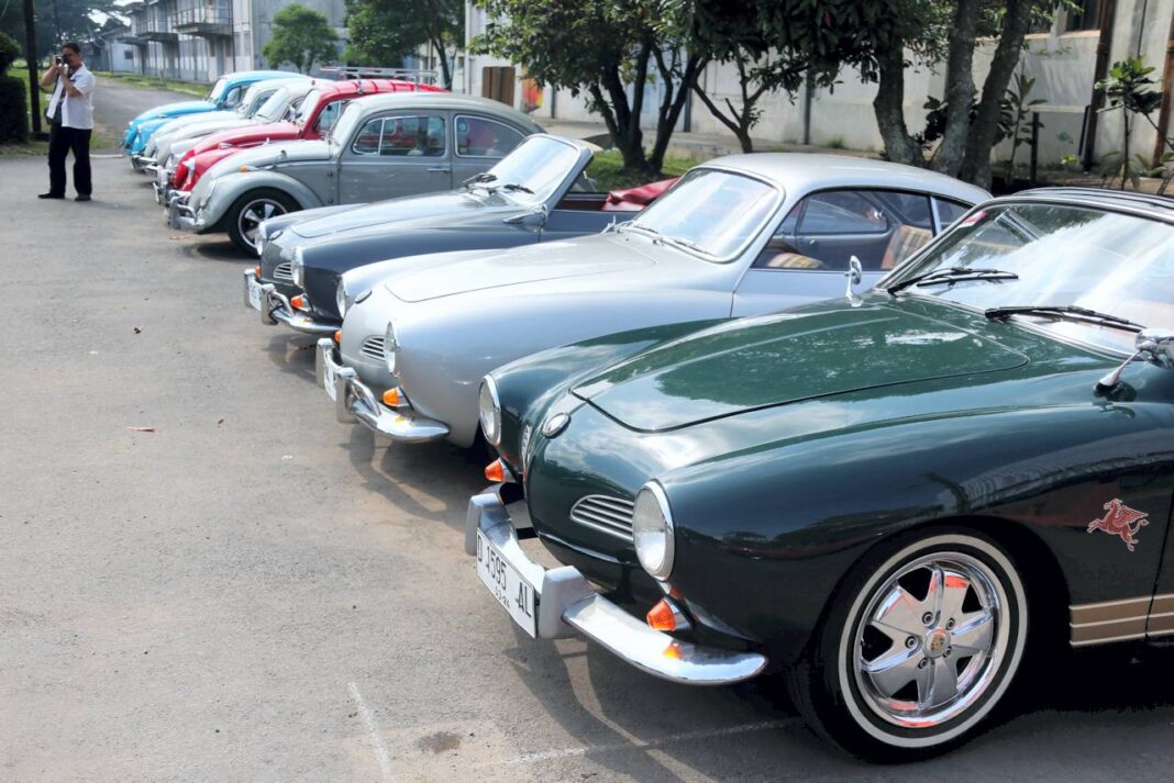Sejumlah mobil klasik berusia lebih dari 40 tahun, pada acara The Distinguished Gentleman's Drive, di Bandung, Minggu (28/9).