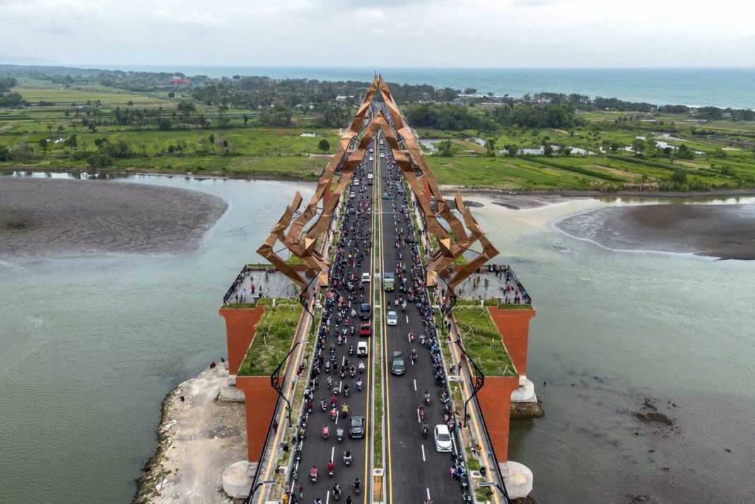 Uji coba Jembatan Pandansimo usai diresmikan yang menghubungkan Bantul-Kulon Progo di Daerah Istimewa (DI) Yogyakarta, Senin (29/9).