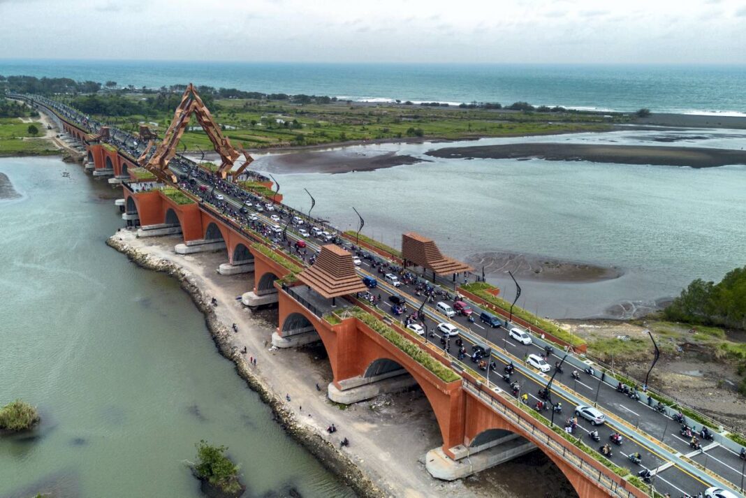 Uji coba Jembatan Pandansimo usai diresmikan yang menghubungkan Bantul-Kulon Progo di Daerah Istimewa (DI) Yogyakarta, Senin (29/9).