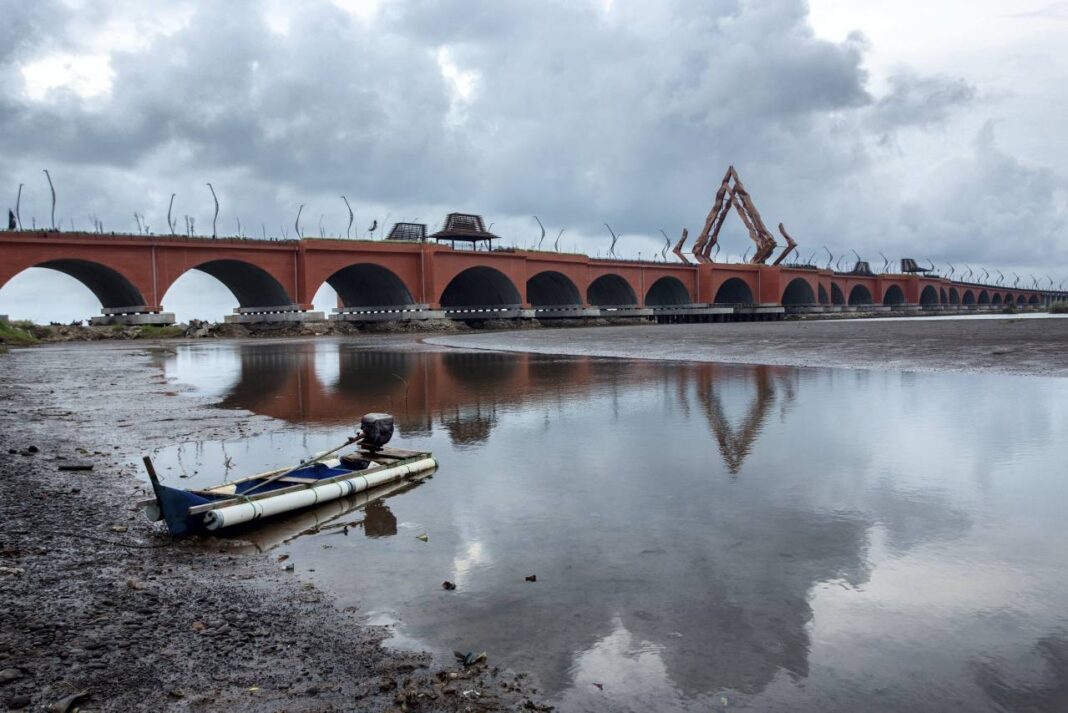 Uji coba Jembatan Pandansimo usai diresmikan yang menghubungkan Bantul-Kulon Progo di Daerah Istimewa (DI) Yogyakarta, Senin (29/9).