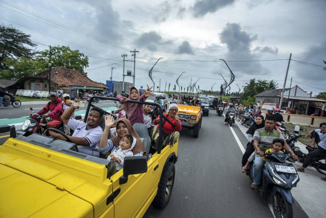 Uji coba Jembatan Pandansimo usai diresmikan yang menghubungkan Bantul-Kulon Progo di Daerah Istimewa (DI) Yogyakarta, Senin (29/9).