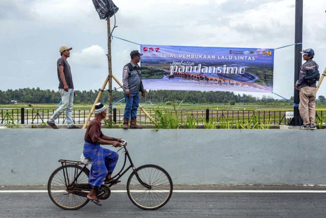 Uji coba Jembatan Pandansimo usai diresmikan yang menghubungkan Bantul-Kulon Progo di Daerah Istimewa (DI) Yogyakarta, Senin (29/9).
