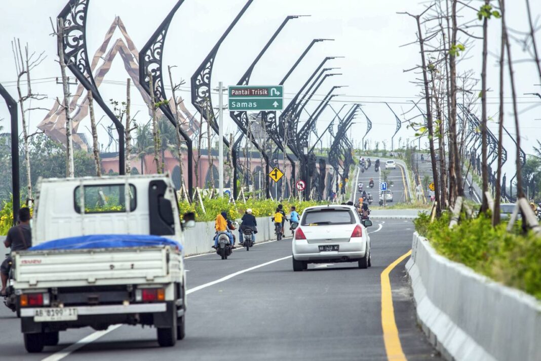 Uji coba Jembatan Pandansimo usai diresmikan yang menghubungkan Bantul-Kulon Progo di Daerah Istimewa (DI) Yogyakarta, Senin (29/9).