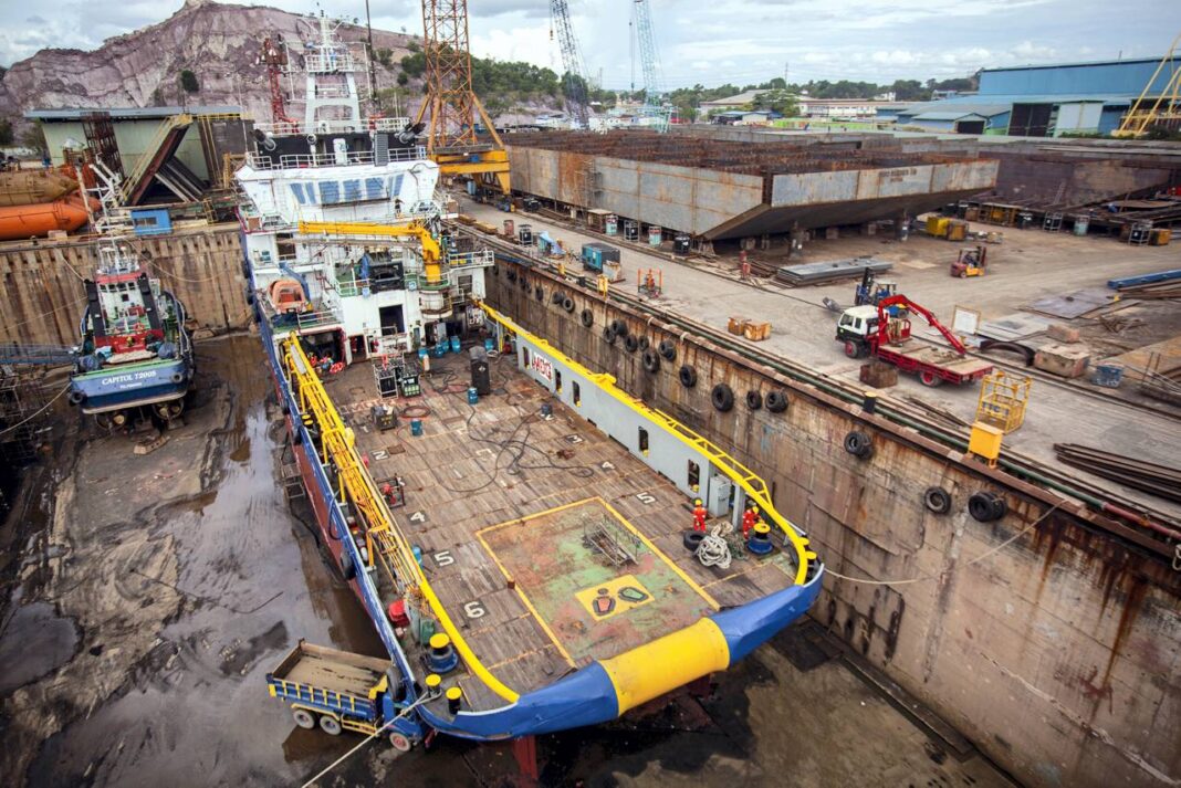 Sejumlah pekerja mengerjakan konstruksi kapal di kawasan industri galangan kapal Tanjung Uncang, Batam, Kepulauan Riau, Selasa (30/9).