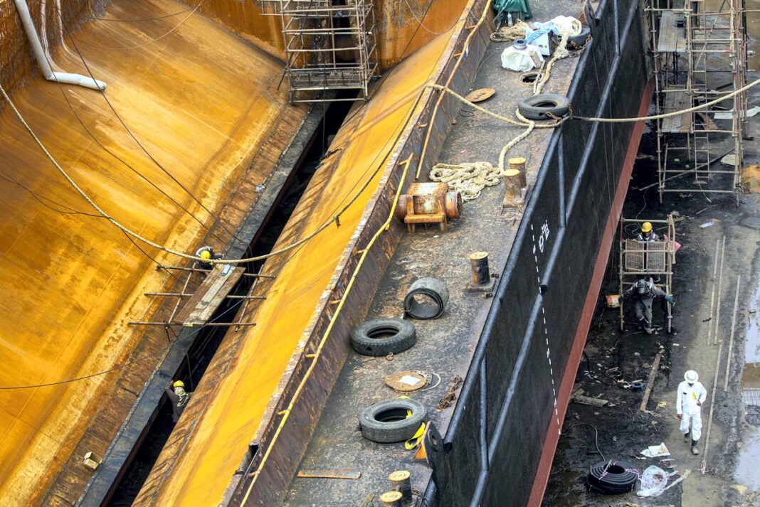 Sejumlah pekerja mengerjakan konstruksi kapal di kawasan industri galangan kapal Tanjung Uncang, Batam, Kepulauan Riau, Selasa (30/9).