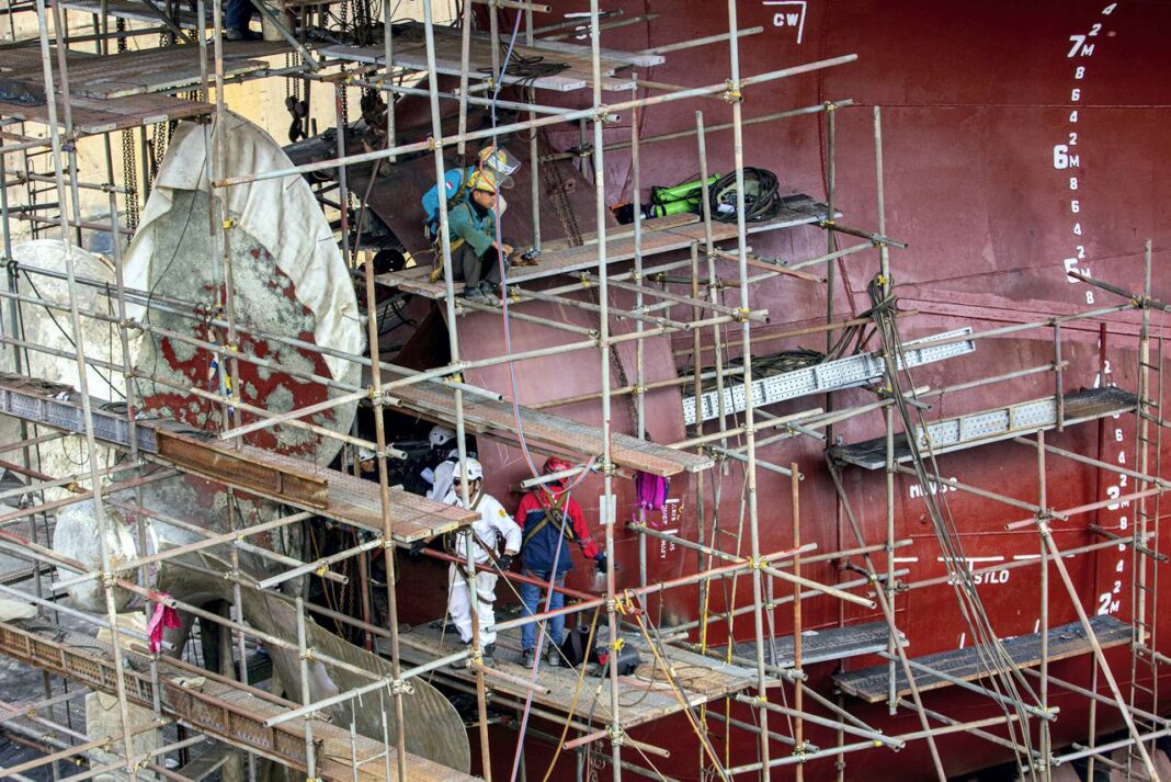 Sejumlah pekerja mengerjakan konstruksi kapal di kawasan industri galangan kapal Tanjung Uncang, Batam, Kepulauan Riau, Selasa (30/9).