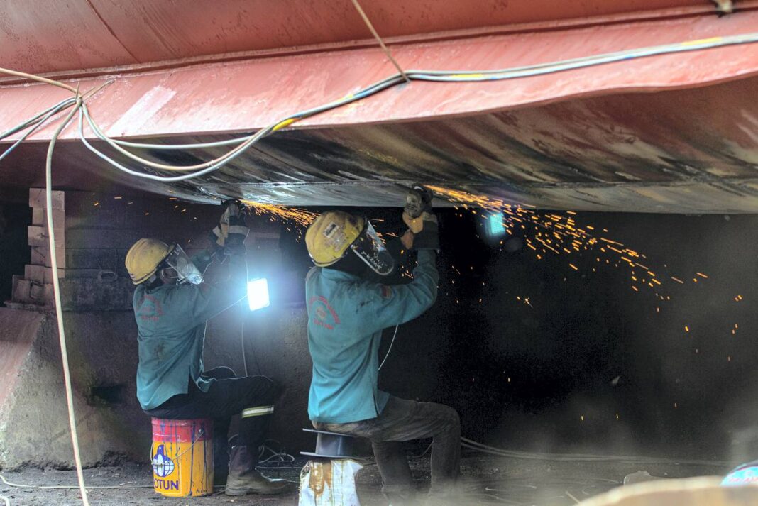 Sejumlah pekerja mengerjakan konstruksi kapal di kawasan industri galangan kapal Tanjung Uncang, Batam, Kepulauan Riau, Selasa (30/9).