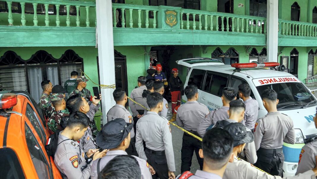 Tim gabungan evakuasi dari Badan Nasional Pencarian dan Pertolongan (BNPP) melakukan pencarian dan evakuasi korban peristiwa rubuhnya bangunan Pondok Pesantren (Ponpes) Al Khoziny di Desa Buduran, Sidoarjo, Jawa Timur, Selasa (30/9).