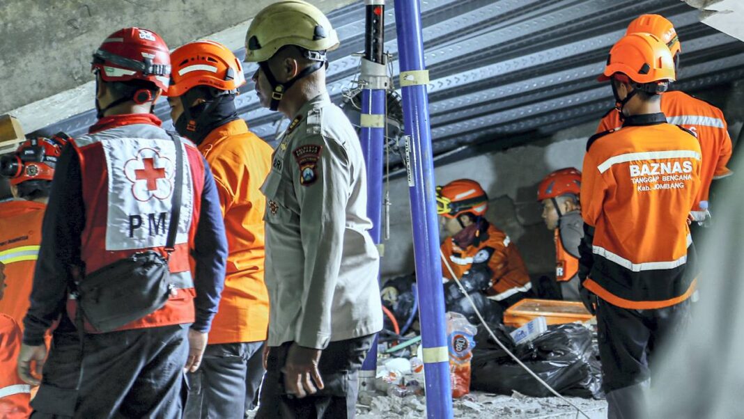Tim gabungan evakuasi dari Badan Nasional Pencarian dan Pertolongan (BNPP) melakukan pencarian dan evakuasi korban peristiwa rubuhnya bangunan Pondok Pesantren (Ponpes) Al Khoziny di Desa Buduran, Sidoarjo, Jawa Timur, Selasa (30/9).