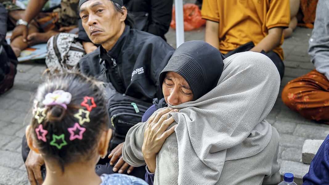 Tim gabungan evakuasi dari Badan Nasional Pencarian dan Pertolongan (BNPP) melakukan pencarian dan evakuasi korban peristiwa rubuhnya bangunan Pondok Pesantren (Ponpes) Al Khoziny di Desa Buduran, Sidoarjo, Jawa Timur, Selasa (30/9).