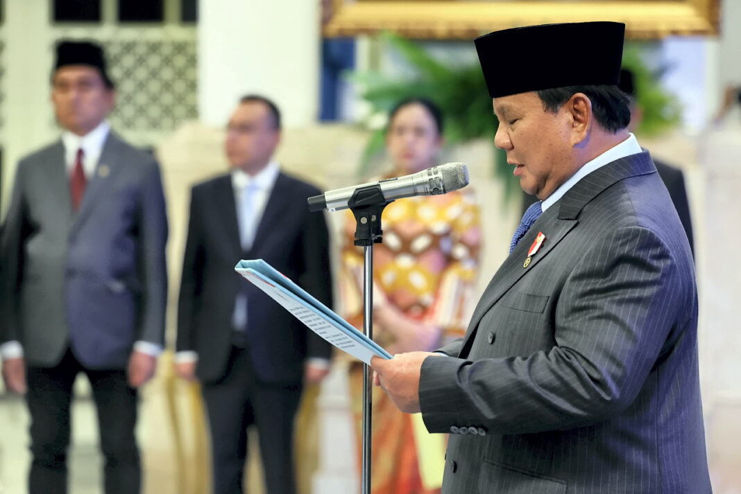 Presiden Prabowo Subianto melantik sejumlah Menteri dan Wakil Menteri Kabinet Merah Putih, di Istana Negara, Jakarta, Rabu (17/9).