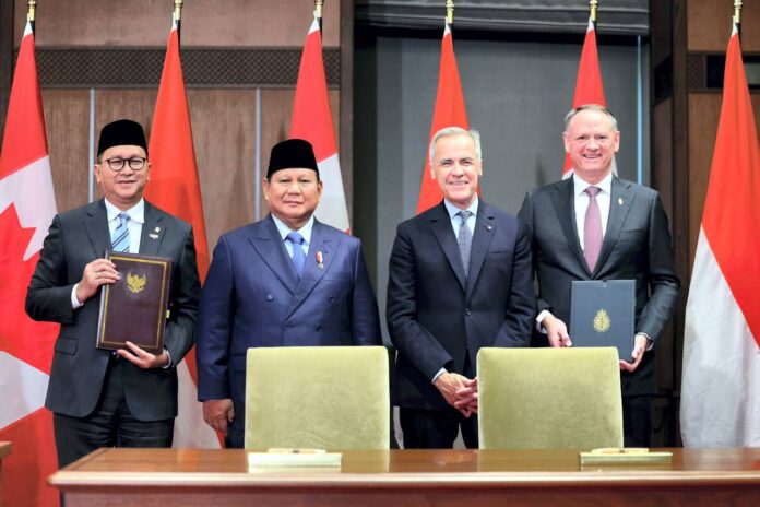 Presiden Prabowo Subianto dan Perdana Menteri Kanada Mark Carney menyaksikan upacara penandatanganan Nota Kesepahaman antara Indonesia dan Kanada yang berlangsung di West Block, Parliament Hill, Ottawa, Kanada, Rabu (24/9).