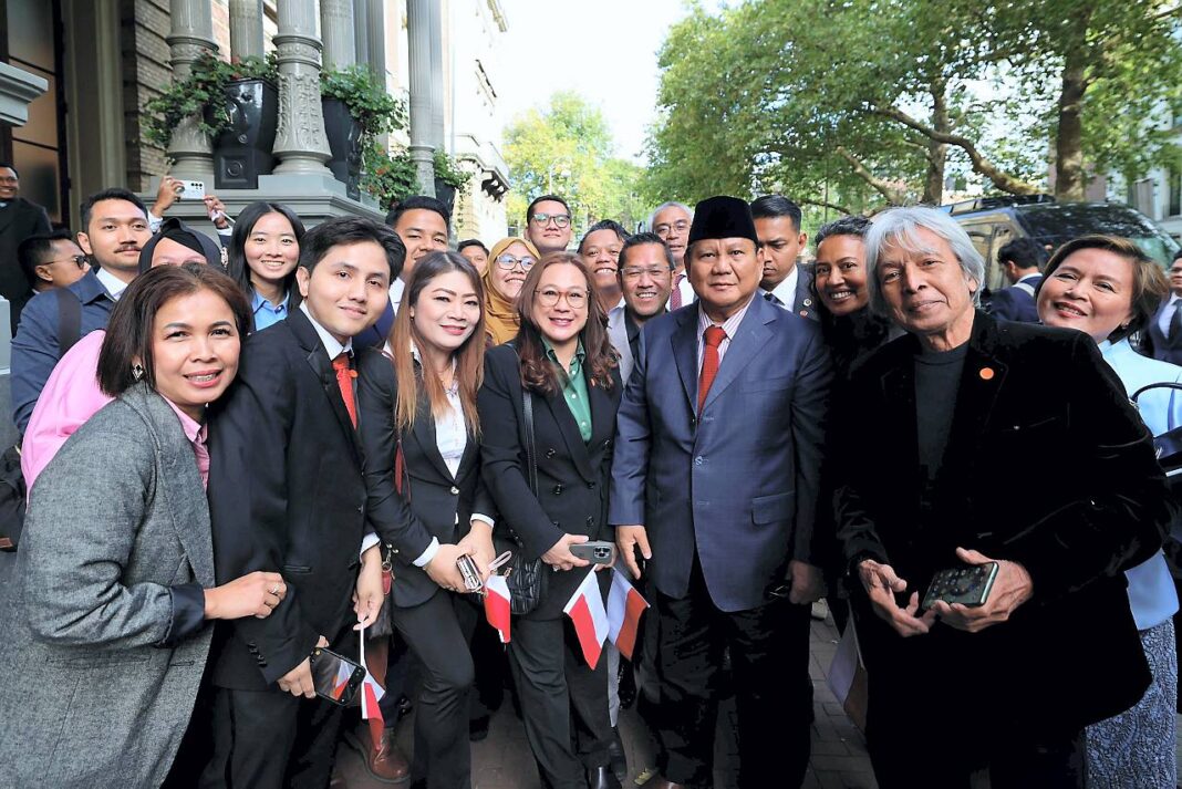Presiden Prabowo Subianto di sambut diaspora Indonesia saat tiba di hotel tempat beliau menginap di Amsterdam, Belanda, Kamis (25/9).