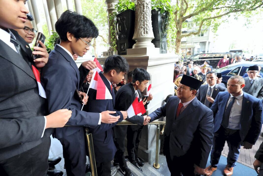 Presiden Prabowo Subianto di sambut diaspora Indonesia saat tiba di hotel tempat beliau menginap di Amsterdam, Belanda, Kamis (25/9).