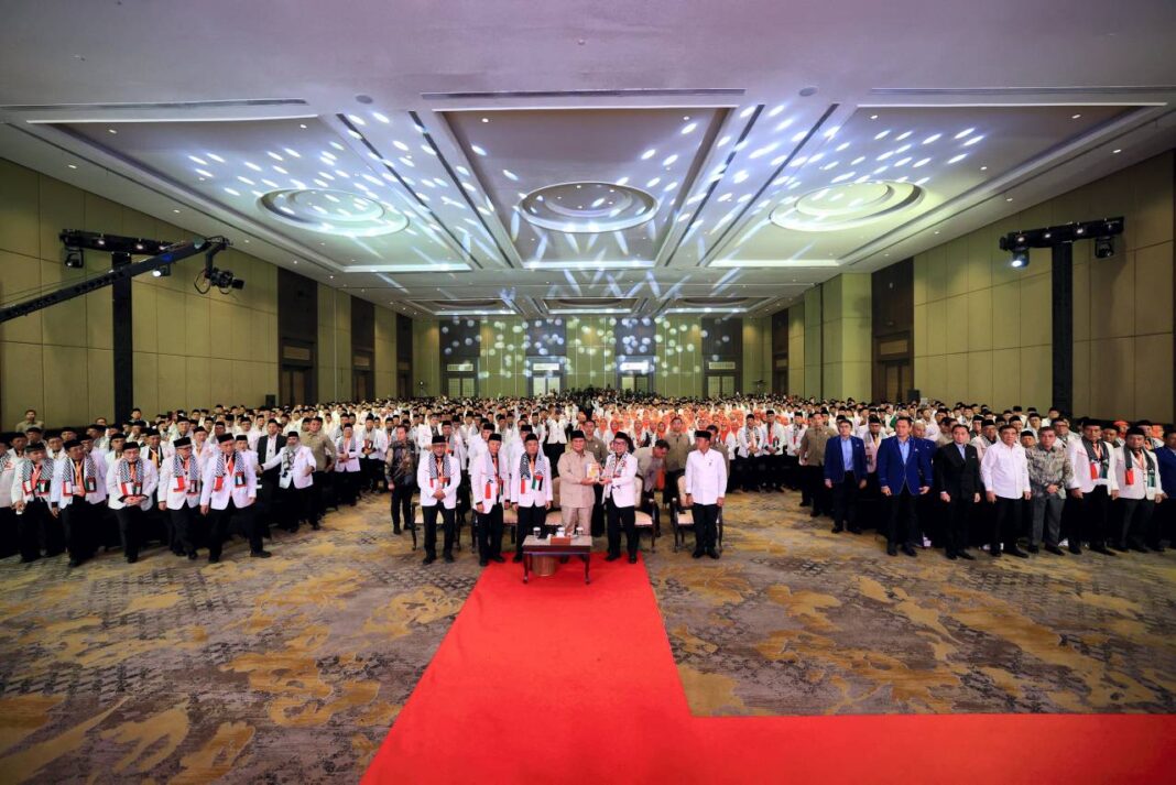 Presiden Prabowo Subianto berpidato saat menghadiri penutupan Munas VI PKS di Hotel Sultan, Jakarta, Senen (29/9).