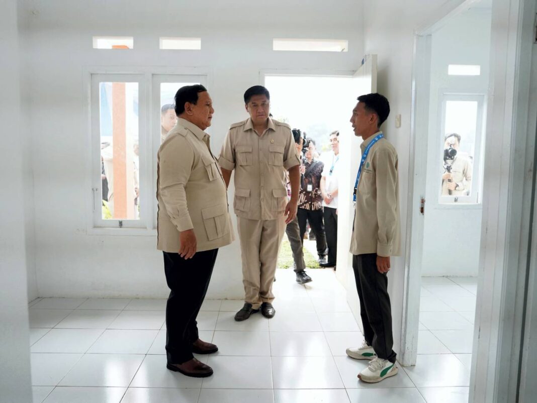 Presiden Prabowo Subianto menghadiri acara akad massal sebanyak 26.000 KPR Fasilitas Likuiditas Pembiayaan Perumahan (FLPP) dan Serah Terima Kunci Bersama Presiden Prabowo, Bogor, Jawa Barat, Senin (29/9).