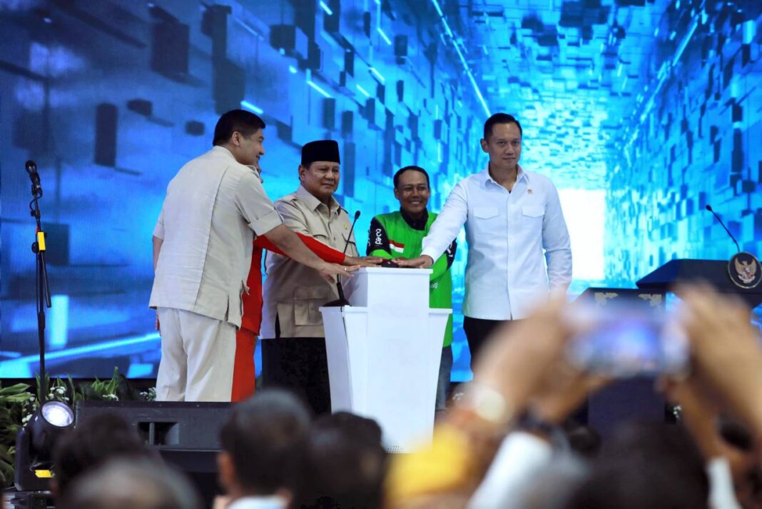 Presiden Prabowo Subianto menghadiri acara akad massal sebanyak 26.000 KPR Fasilitas Likuiditas Pembiayaan Perumahan (FLPP) dan Serah Terima Kunci Bersama Presiden Prabowo, Bogor, Jawa Barat, Senin (29/9).