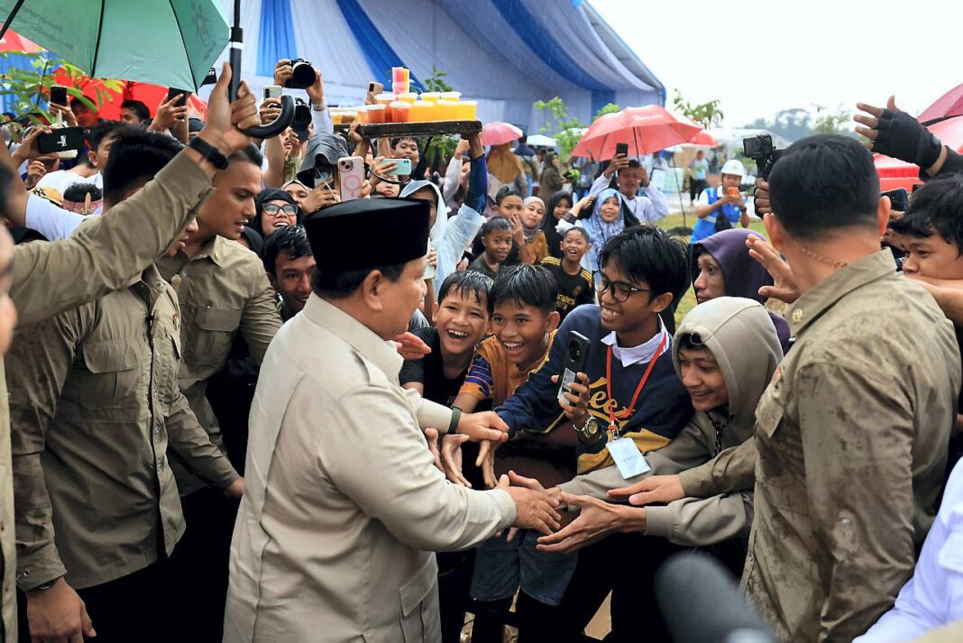 Presiden Prabowo Subianto menghadiri acara akad massal sebanyak 26.000 KPR Fasilitas Likuiditas Pembiayaan Perumahan (FLPP) dan Serah Terima Kunci Bersama Presiden Prabowo, Bogor, Jawa Barat, Senin (29/9).