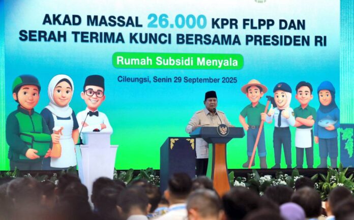 Presiden Prabowo Subianto menghadiri acara akad massal sebanyak 26.000 KPR Fasilitas Likuiditas Pembiayaan Perumahan (FLPP) dan Serah Terima Kunci Bersama Presiden Prabowo, Bogor, Jawa Barat, Senin (29/9).