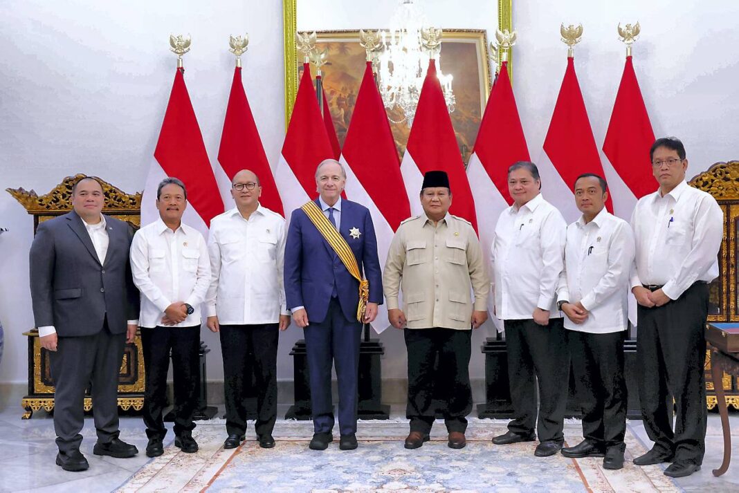 Presiden Prabowo Subianto menganugerahkan Bintang Tanda Jasa Utama kepada pengusaha asal Amerika Serikat (AS) Ray Dalio di Istana Merdeka, Jakarta, Selasa (30/9).