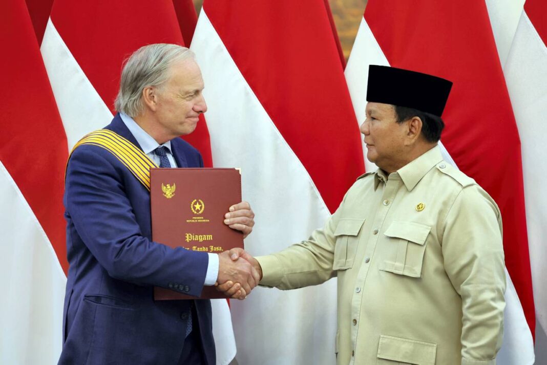 Presiden Prabowo Subianto menganugerahkan Bintang Tanda Jasa Utama kepada pengusaha asal Amerika Serikat (AS) Ray Dalio di Istana Merdeka, Jakarta, Selasa (30/9).