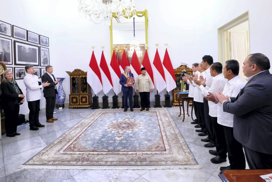 Presiden Prabowo Subianto menganugerahkan Bintang Tanda Jasa Utama kepada pengusaha asal Amerika Serikat (AS) Ray Dalio di Istana Merdeka, Jakarta, Selasa (30/9).