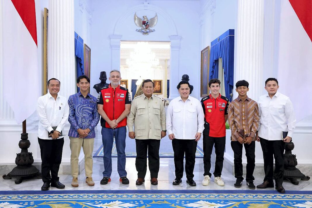 Presiden Prabowo Subianto menerima Kunjungan Pembalap MotoGP Marc Marquez di Istana Kepresidenan, Jakarta, Selasa (30/9).