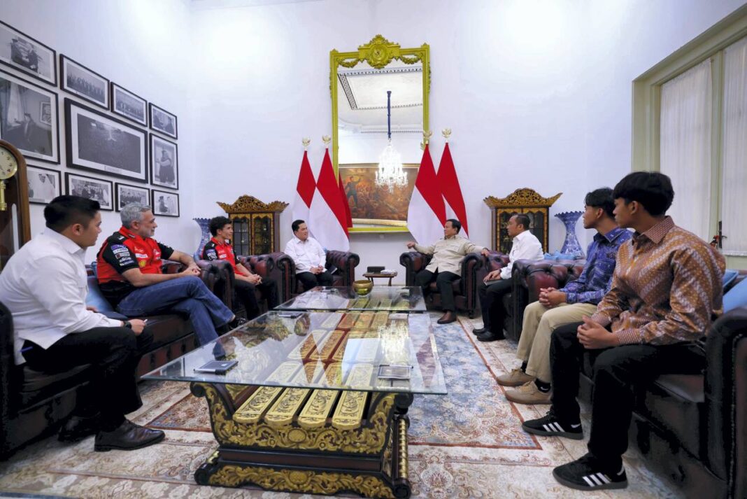 Presiden Prabowo Subianto menerima Kunjungan Pembalap MotoGP Marc Marquez di Istana Kepresidenan, Jakarta, Selasa (30/9).