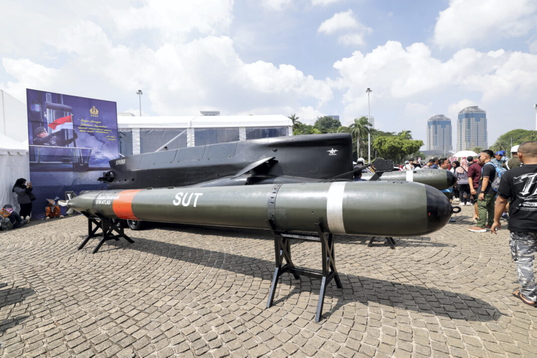 Pengunjung pada acara pameran TNI Fair 2025 di kawasan Monumen Nasional (Monas), Jakarta, Minggu (21/9).