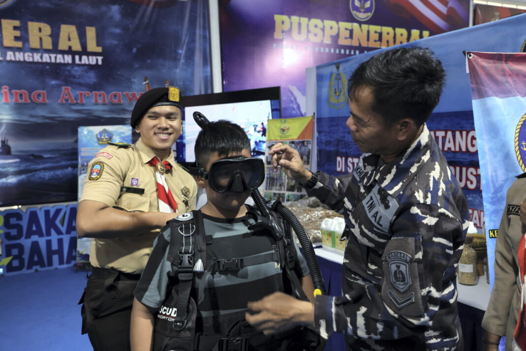 Pengunjung pada acara pameran TNI Fair 2025 di kawasan Monumen Nasional (Monas), Jakarta, Minggu (21/9).