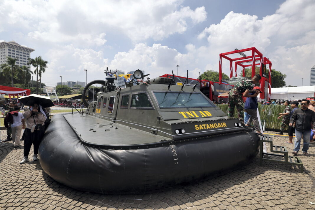 Pengunjung pada acara pameran TNI Fair 2025 di kawasan Monumen Nasional (Monas), Jakarta, Minggu (21/9).