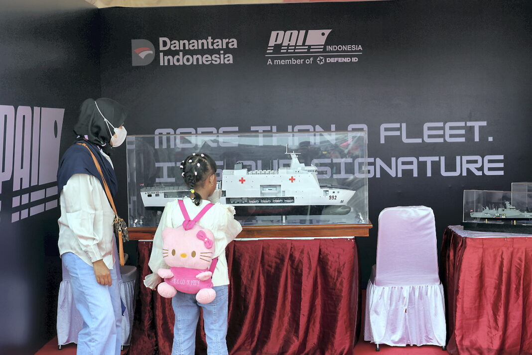 Pengunjung pada acara pameran TNI Fair 2025 di kawasan Monumen Nasional (Monas), Jakarta, Minggu (21/9).