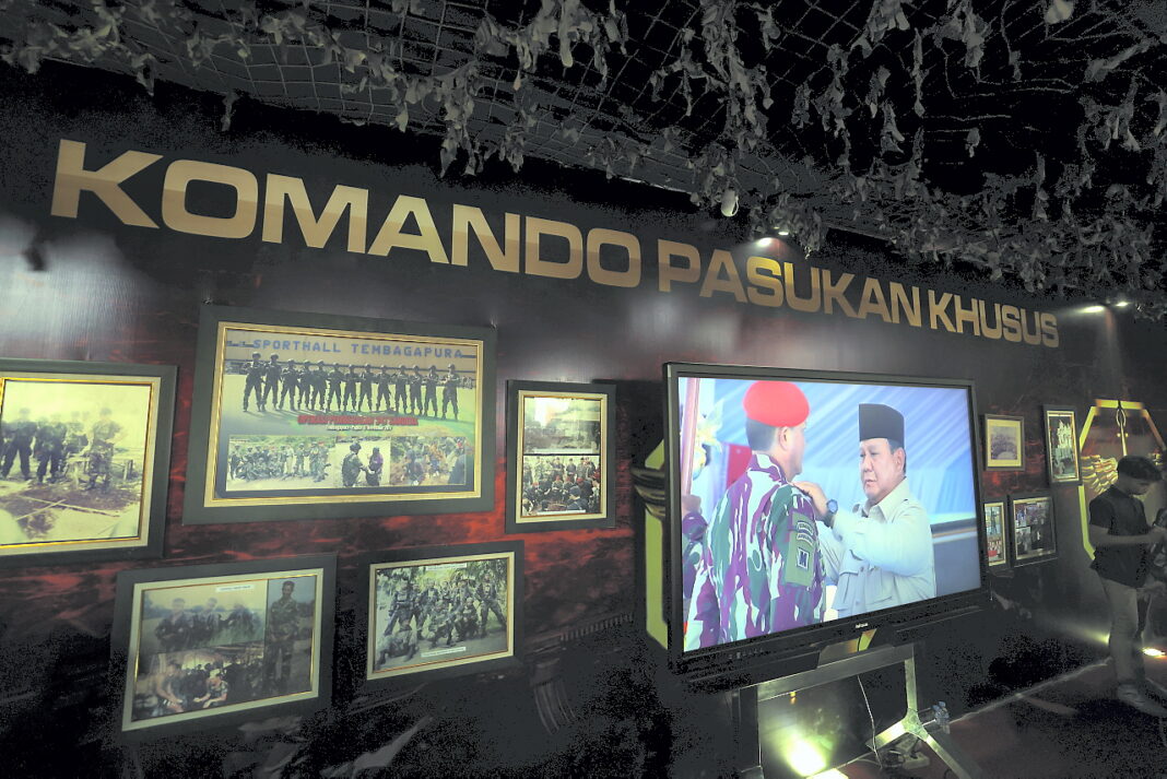 Pengunjung pada acara pameran TNI Fair 2025 di kawasan Monumen Nasional (Monas), Jakarta, Minggu (21/9).