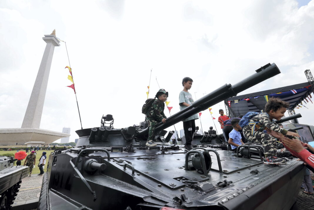 Pengunjung pada acara pameran TNI Fair 2025 di kawasan Monumen Nasional (Monas), Jakarta, Minggu (21/9).