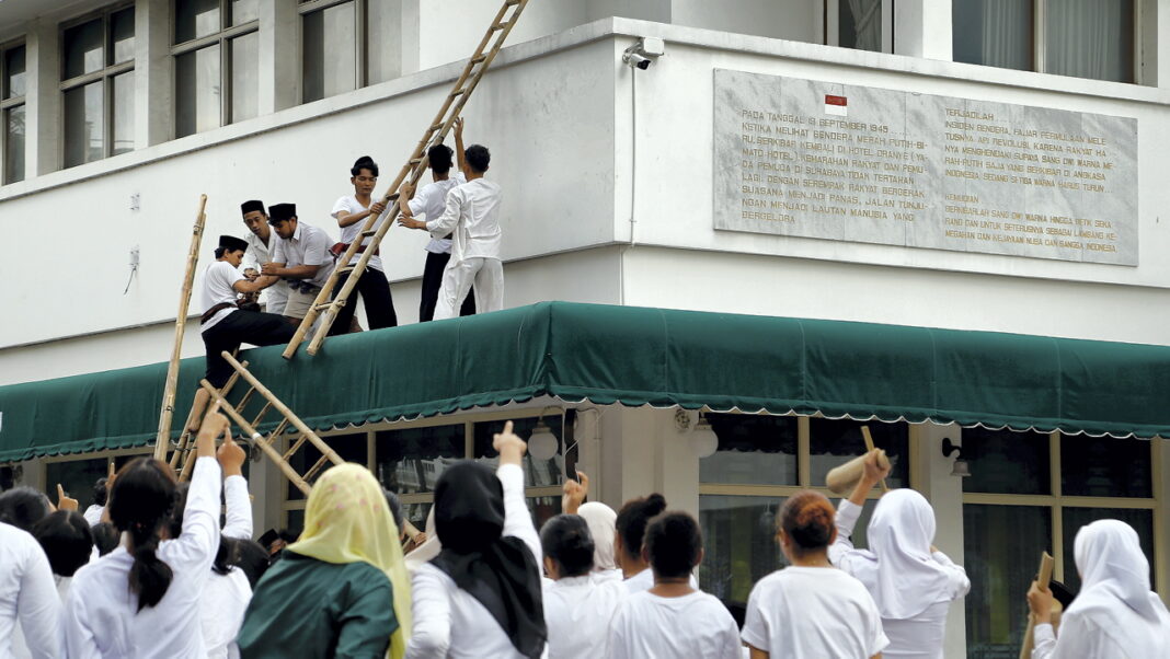 Teatrikal Pertempuran Surabaya, di depan Hotel Majapahit Surabaya, Jawa Timur, Minggu (21/9).