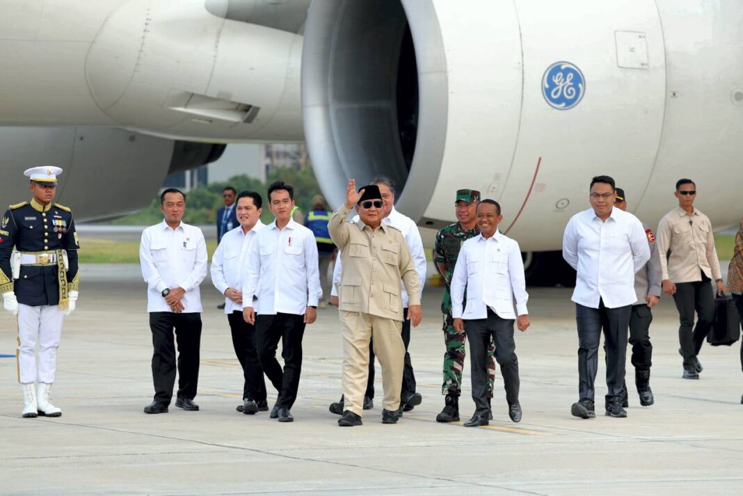 Presiden Prabowo Subianto tiba di Tanah Air usai kunjungan kenegaraan, di Pangkalan TNI AU Halim Perdanakusuma, Jakarta, Sabtu (27/9).