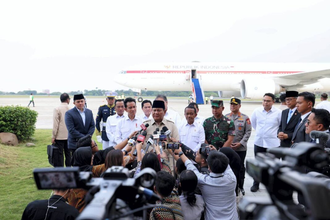 Presiden Prabowo Subianto tiba di Tanah Air usai kunjungan kenegaraan, di Pangkalan TNI AU Halim Perdanakusuma, Jakarta, Sabtu (27/9).