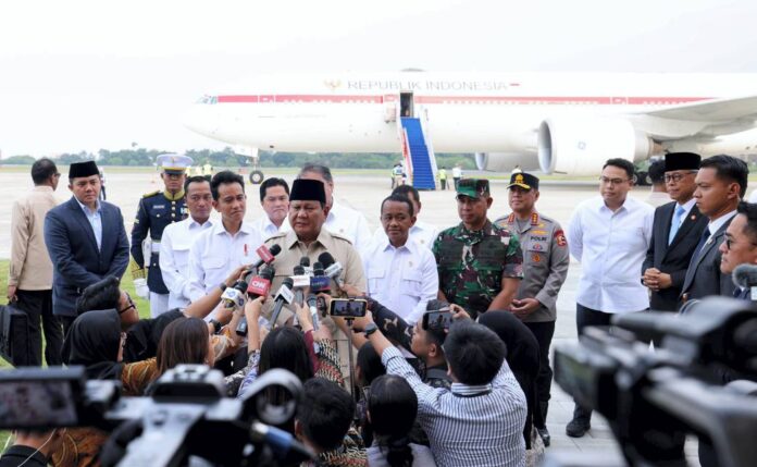 Presiden Prabowo Subianto tiba di Tanah Air usai kunjungan kenegaraan, di Pangkalan TNI AU Halim Perdanakusuma, Jakarta, Sabtu (27/9).
