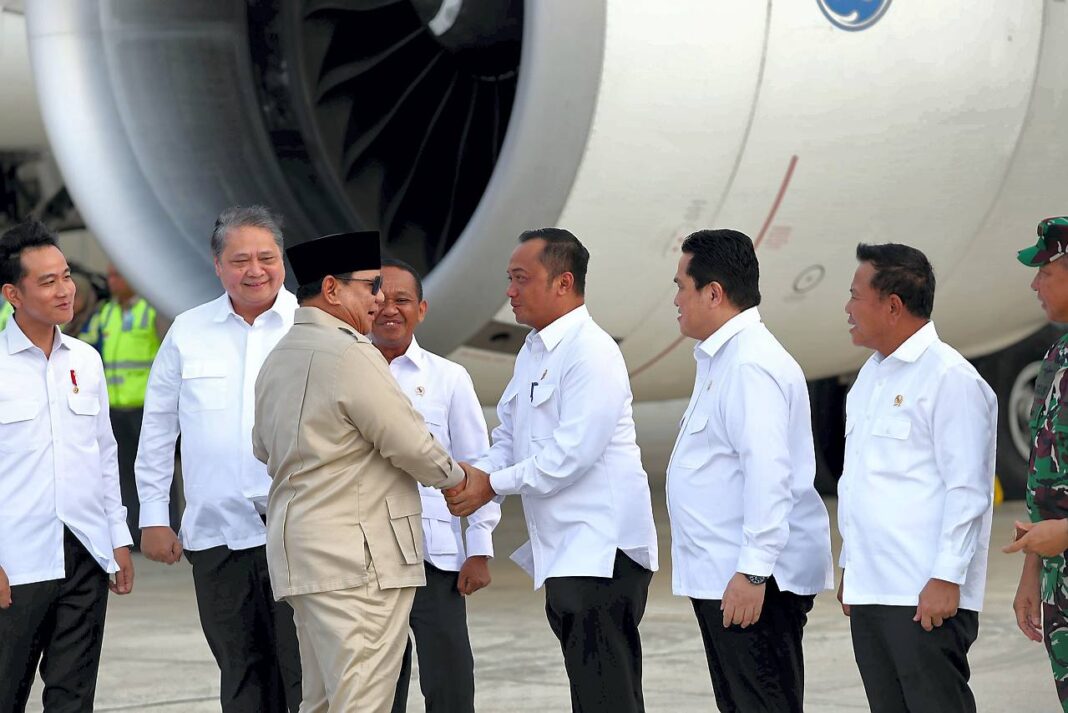Presiden Prabowo Subianto tiba di Tanah Air usai kunjungan kenegaraan, di Pangkalan TNI AU Halim Perdanakusuma, Jakarta, Sabtu (27/9).