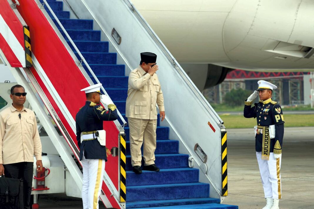 Presiden Prabowo Subianto tiba di Tanah Air usai kunjungan kenegaraan, di Pangkalan TNI AU Halim Perdanakusuma, Jakarta, Sabtu (27/9).