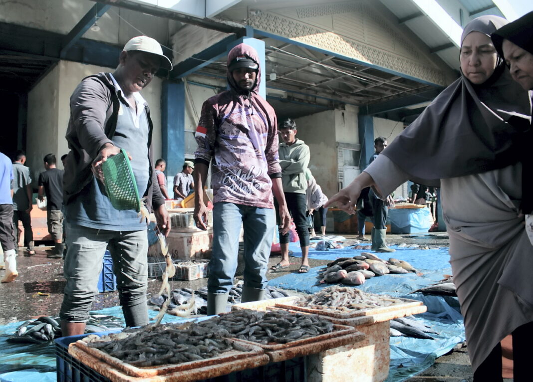 Pedagang dan petambak udang Vaname, di Tempat Pelelangan Ikan (TPI) Lampulo, Banda Aceh, Rabu (17/9).