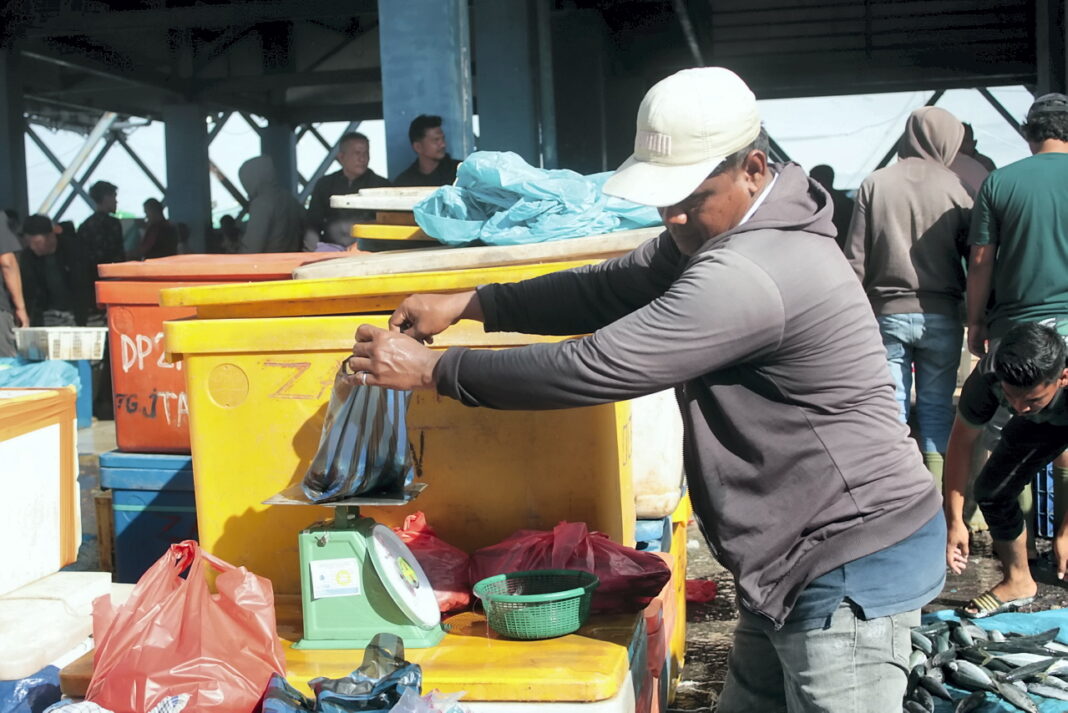 Pedagang dan petambak udang Vaname, di Tempat Pelelangan Ikan (TPI) Lampulo, Banda Aceh, Rabu (17/9).