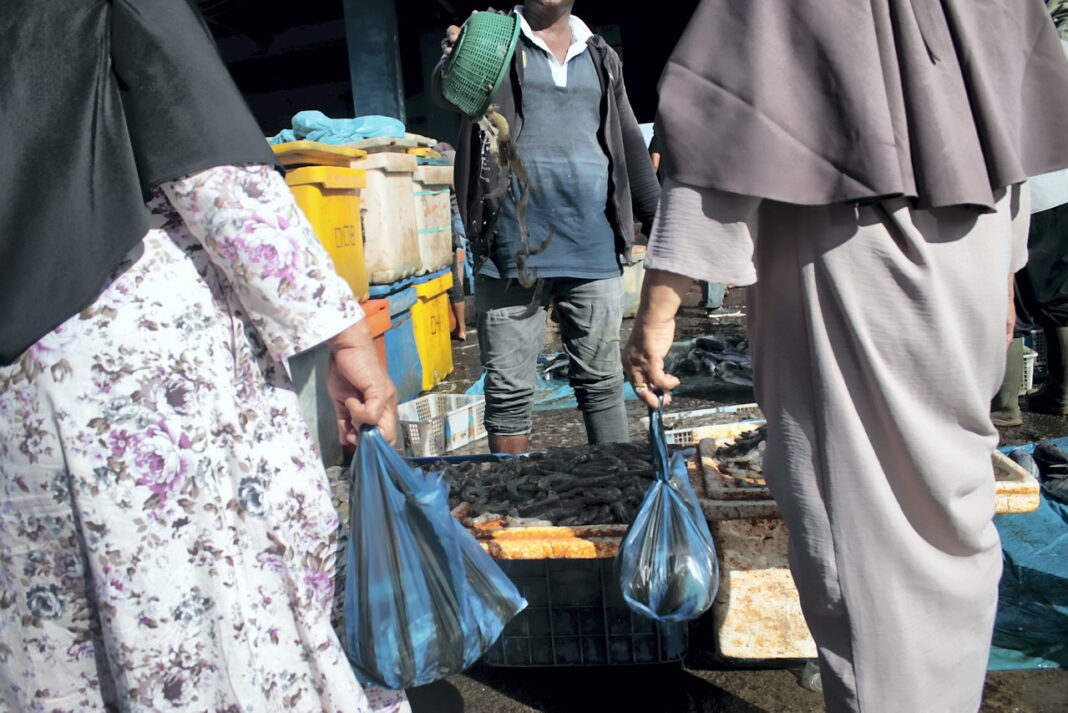 Pedagang dan petambak udang Vaname, di Tempat Pelelangan Ikan (TPI) Lampulo, Banda Aceh, Rabu (17/9).
