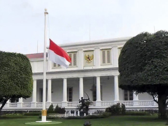 bendera setengah tiang mengenang korban 30 September