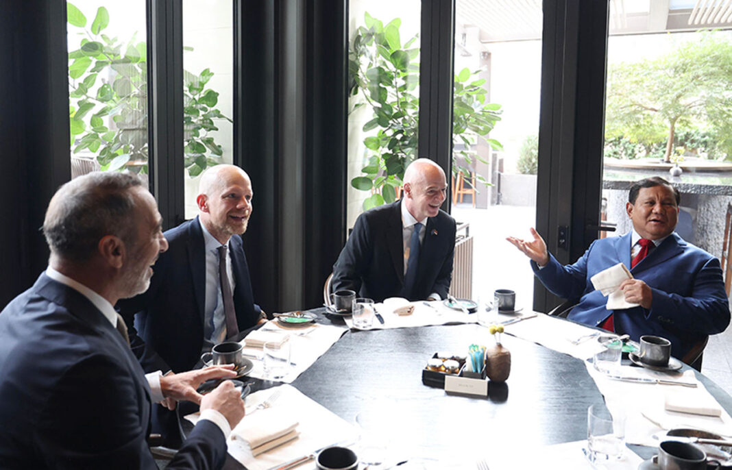 Presiden Prabowo Subianto bertemu Presiden FIFA Gianni Infantino, di New York, Amerika Serikat, Rabu (24/9).