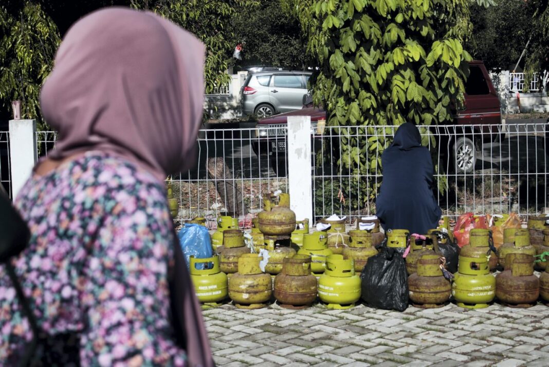 Sejumlah masyarakat antre untuk membeli gas elpiji pada acara Pasar Tani, di Lampineung, Kota Banda Aceh, Rabu (17/9).