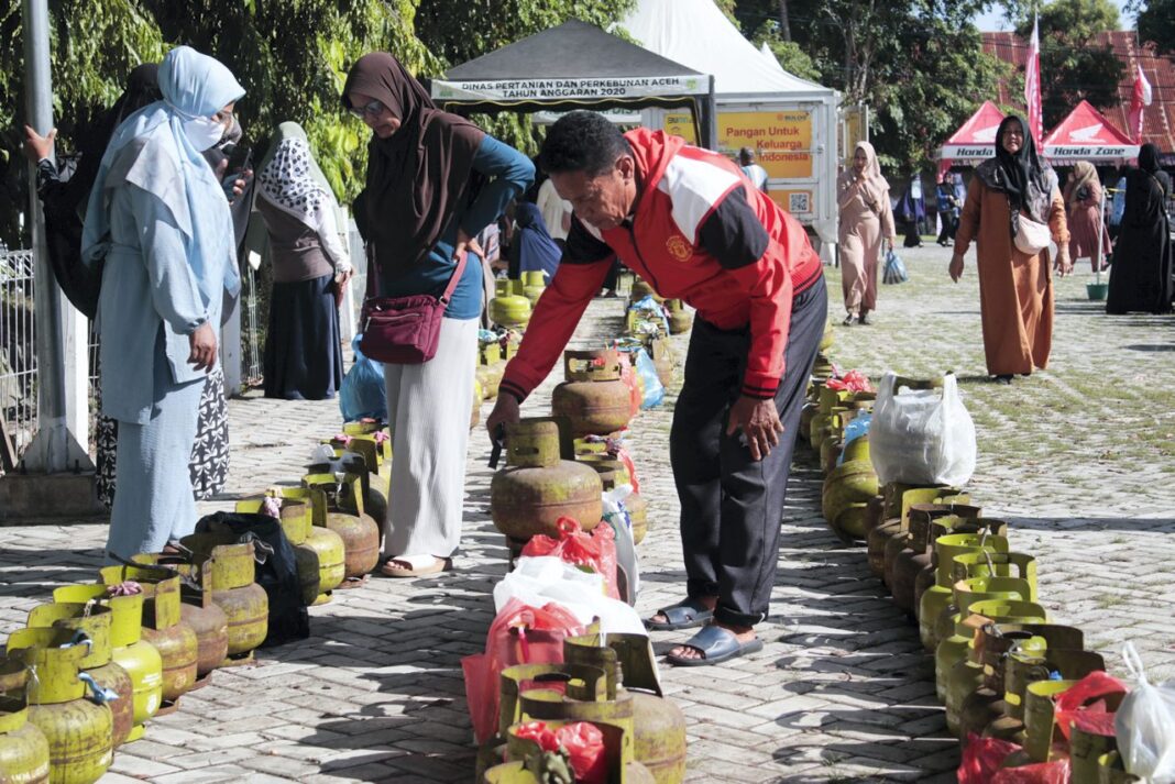 Sejumlah masyarakat antre untuk membeli gas elpiji pada acara Pasar Tani, di Lampineung, Kota Banda Aceh, Rabu (17/9).